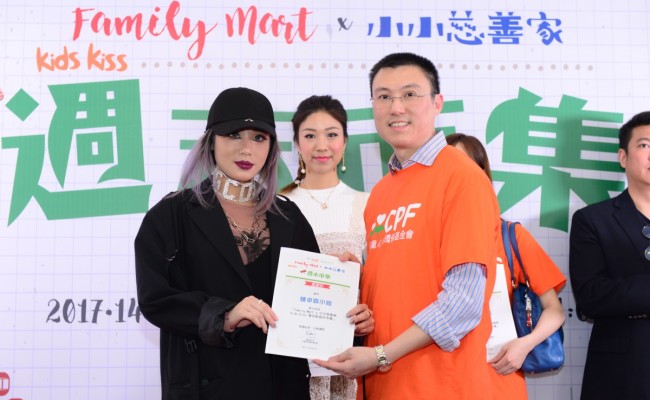 Certificate Presentation to Blogger Lam lam