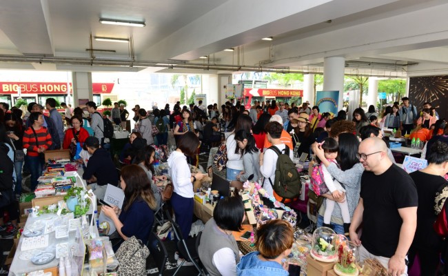 Hundreds of people at the Weekend Mart